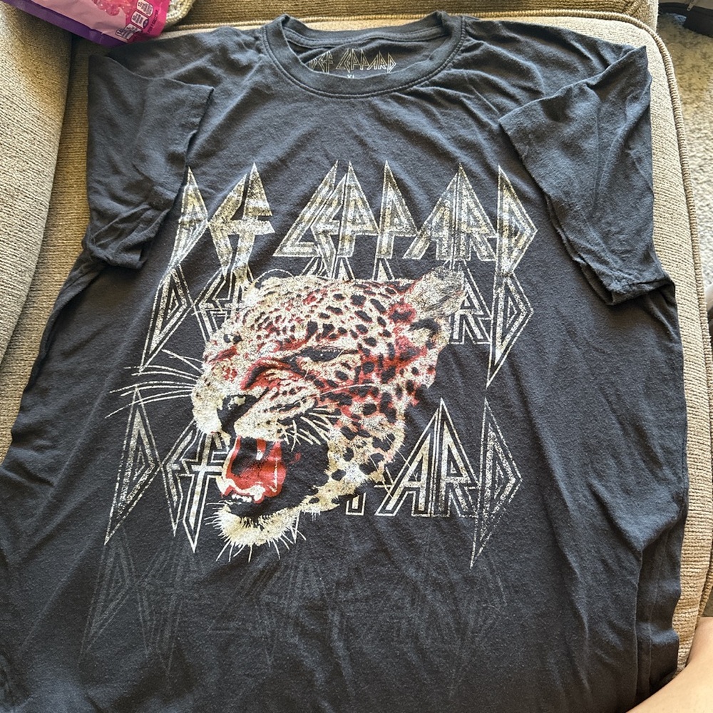 women’s large graphic tee